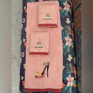 1 bath towel w/ high heel detail & 2 matching wash cloths w/polka dot handbag